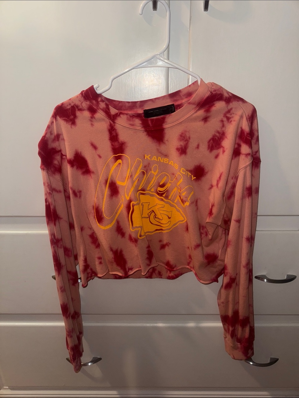 Junk Food Clothing Pink & Red Tie-Dye Kansas City Chiefs Cropped Sweatshirt